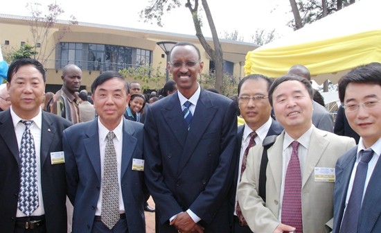 校友张密（右二）在卢旺达参加国际会议时与该国总统卡加梅合影.JPG