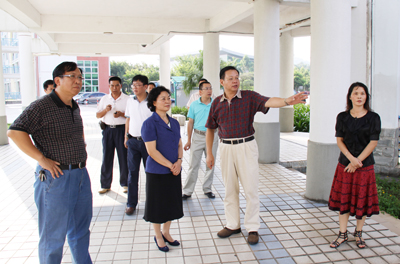 2010年8月30日，清远市副市长廖迪娜（左2）在市委、市政府副秘书长梁思（右1）的陪同下，到我院检查完善校园建设项目。